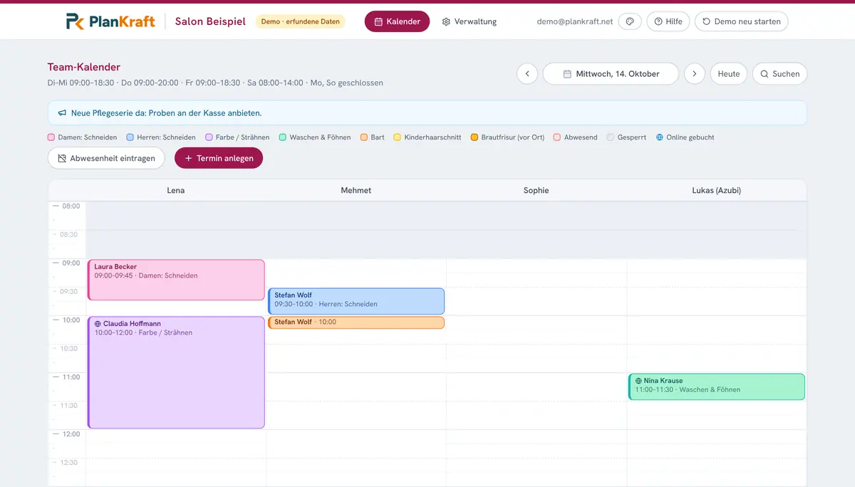 Kalender eines Friseursalons mit vier Personen. Ein zweistündiger Farbtermin läuft neben kürzeren Schnitten, zwei Termine sind online gebucht.