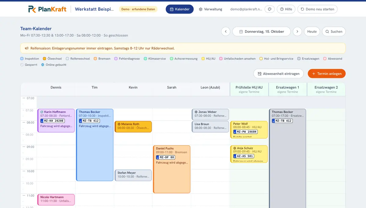 Kalender einer Kfz-Werkstatt mit fünf Mitarbeitern sowie Spalten für die Prüfstelle und zwei Ersatzwagen. Termine zeigen Kennzeichen.