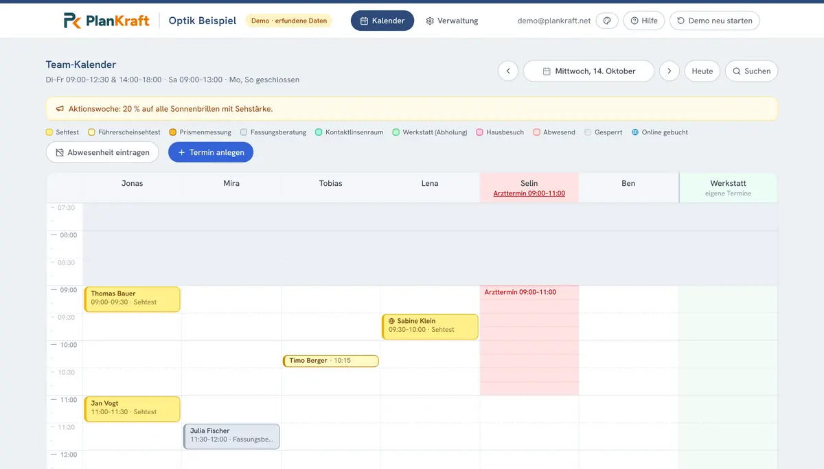 Kalender eines Optikers mit Spalten für sechs Personen und die Werkstatt. Selin ist bis 11 Uhr wegen eines Arzttermins abwesend, ein Sehtest ist online gebucht.